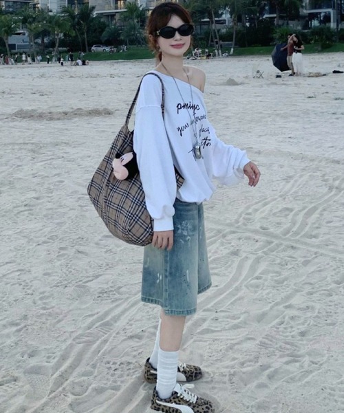 Vipoa(ヴィポア)の「Off shoulder logo print sweatshirt(スウェット・レディース・グレー/ホワイト・FREE)」の21枚目の写真