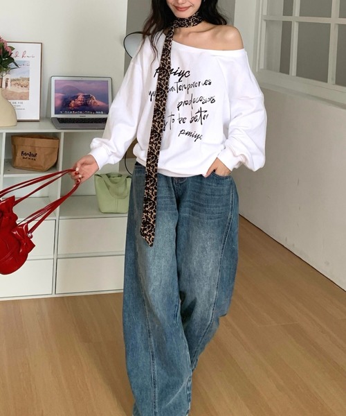 Vipoa(ヴィポア)の「Off shoulder logo print sweatshirt(スウェット・レディース・グレー/ホワイト・FREE)」の3枚目の写真