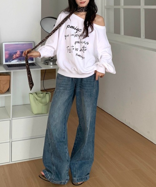 Vipoa(ヴィポア)の「Off shoulder logo print sweatshirt(スウェット・レディース・グレー/ホワイト・FREE)」の5枚目の写真
