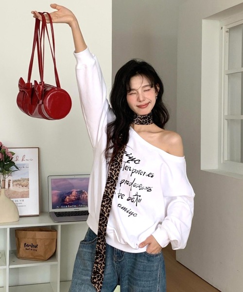 Vipoa(ヴィポア)の「Off shoulder logo print sweatshirt(スウェット・レディース・グレー/ホワイト・FREE)」の6枚目の写真