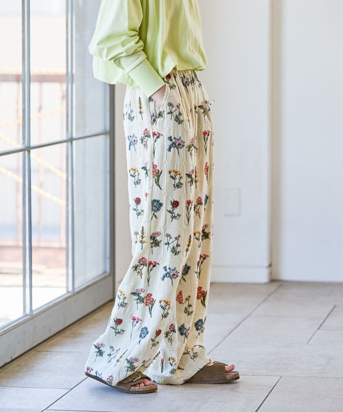 GEORGE'S(ジョージズ)の「モチーフ刺繍パンツ(その他パンツ・レディース・オフホワイト/ブラック/ブルー・SMALL/MEDIUM)」の17枚目の写真
