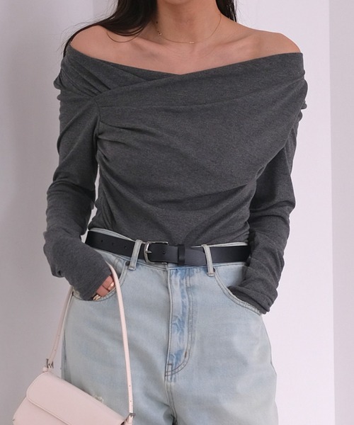 AKTE(アクテ)の「アシンメトリーギャザーカットソープルオーバー(Tシャツ/カットソー・レディース・アイボリー/チャコールグレー/セージグリーン・FREE)」の1枚目の写真