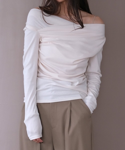 AKTE(アクテ)の「アシンメトリーギャザーカットソープルオーバー(Tシャツ/カットソー・レディース・アイボリー/チャコールグレー/セージグリーン・FREE)」の2枚目の写真