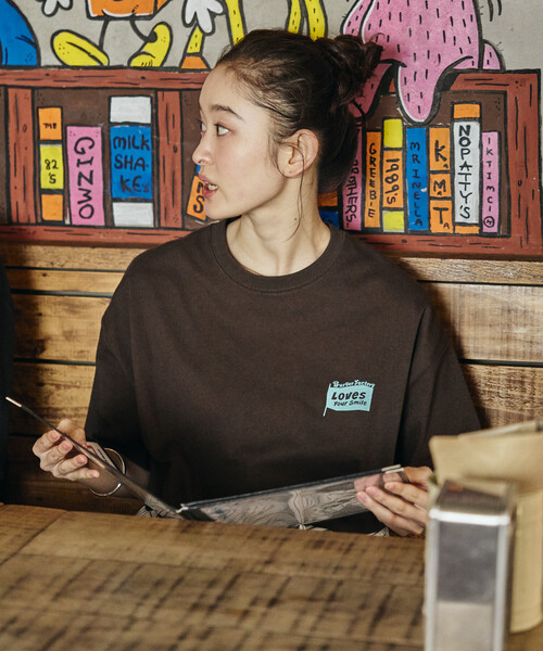 FREAK'S STORE(フリークスストア)の「限定展開 Burger Factory×FREAK'S STORE バーガーファクトリー 別注 ビッグシルエット バックプリント クルーネック Tシャツ(Tシャツ/カットソー・メンズ・ピンク/ブラウン/ホワイト/アッシュグレー/ブラック・LARGE/MEDIUM/SMALL)」の19枚目の写真
