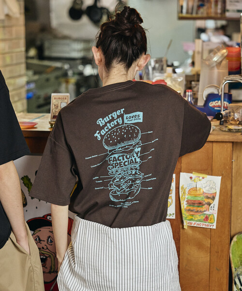FREAK'S STORE(フリークスストア)の「限定展開 Burger Factory×FREAK'S STORE バーガーファクトリー 別注 ビッグシルエット バックプリント クルーネック Tシャツ(Tシャツ/カットソー・メンズ・ピンク/ブラウン/ホワイト/アッシュグレー/ブラック・LARGE/MEDIUM/SMALL)」の8枚目の写真