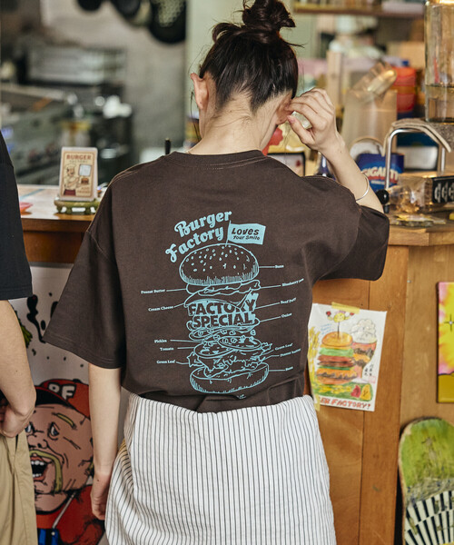 FREAK'S STORE(フリークスストア)の「限定展開 Burger Factory×FREAK'S STORE バーガーファクトリー 別注 ビッグシルエット バックプリント クルーネック Tシャツ(Tシャツ/カットソー・メンズ・ピンク/ブラウン/ホワイト/アッシュグレー/ブラック・LARGE/MEDIUM/SMALL)」の9枚目の写真