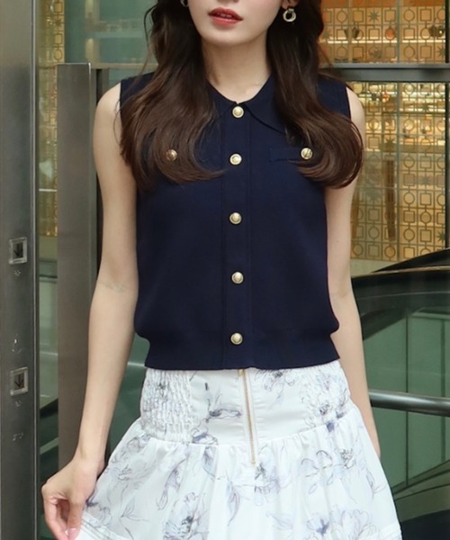 rienda(リエンダ)の「ゴールドボタンノースリニットトップス 春服 夏服 ノースリーブ(ニット/セーター・レディース・ライトピンク/グレー/キャメル/ネイビー・FREE)」の2枚目の写真