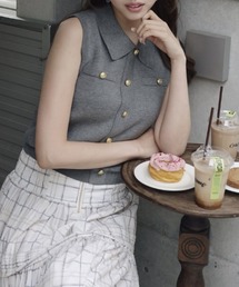 rienda（リエンダ）の「【EC先行発売】ゴールドボタンノースリニットトップス 春服 夏服 ノースリーブ（ニット/セーター）」