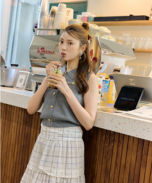 rienda(リエンダ)の「ゴールドボタンノースリニットトップス 春服 夏服 ノースリーブ(ニット/セーター・レディース・ライトピンク/グレー/キャメル/ネイビー・FREE)」の13枚目の写真