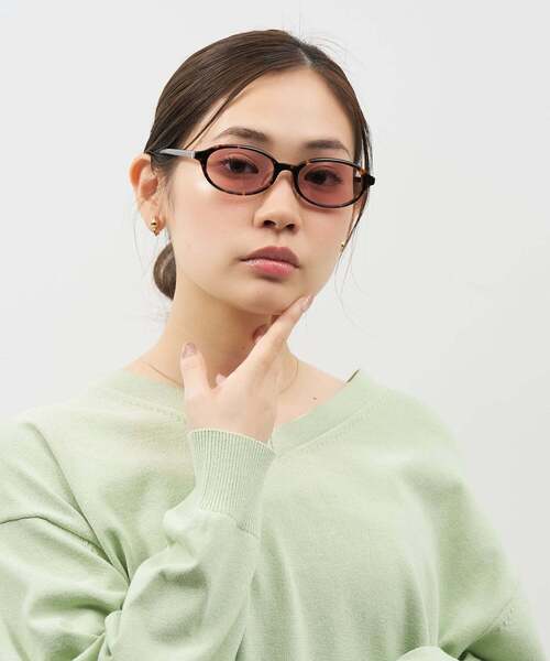 UNITED ARROWS(ユナイテッドアローズ)の「【WEB限定】Zoff|UNITED ARROWS ユナイテッドアローズ オーバル型 サングラスカラーレンズ 太縁フレーム おしゃれ 紫外線対策 UVカット 男女兼用 メンズ レディース 男性用 女性用 ユニセックス(サングラス・レディース・ブラック系その他/ブラック/ブラウン系その他2・FREE)」の12枚目の写真