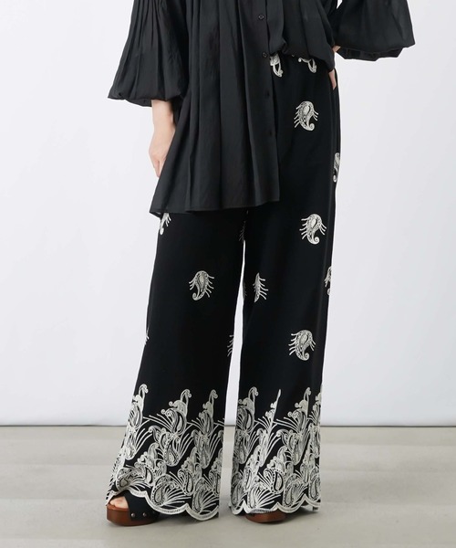 LUCA/LADY LUCK LUCA（ルカ/レディラックルカ）の「LC/LLL 刺繍コットンパンツ（その他パンツ・レディース・アイボリー/ブラック・FREE）」の3枚目の写真