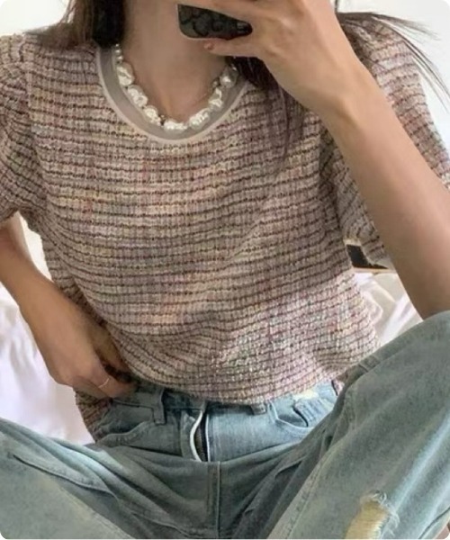 I.O.E（アイオイ）の「[韓国トレンド] ツイード風ニット半袖トップス（Tシャツ/カットソー・レディース・ブラック/ブルー/ピンク・FREE）」の7枚目の写真