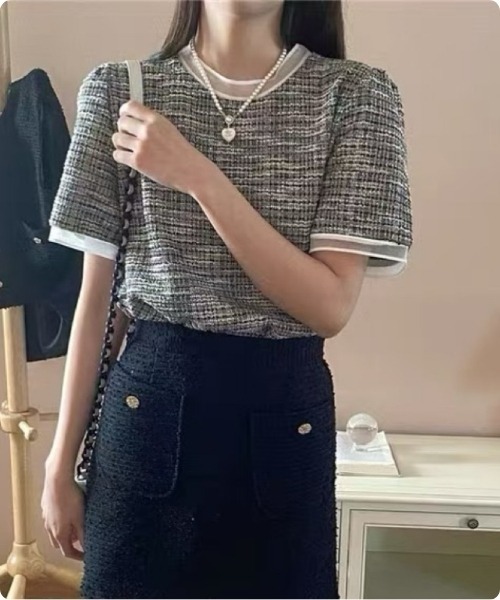 I.O.E（アイオイ）の「[韓国トレンド] ツイード風ニット半袖トップス（Tシャツ/カットソー・レディース・ブラック/ブルー/ピンク・FREE）」の12枚目の写真