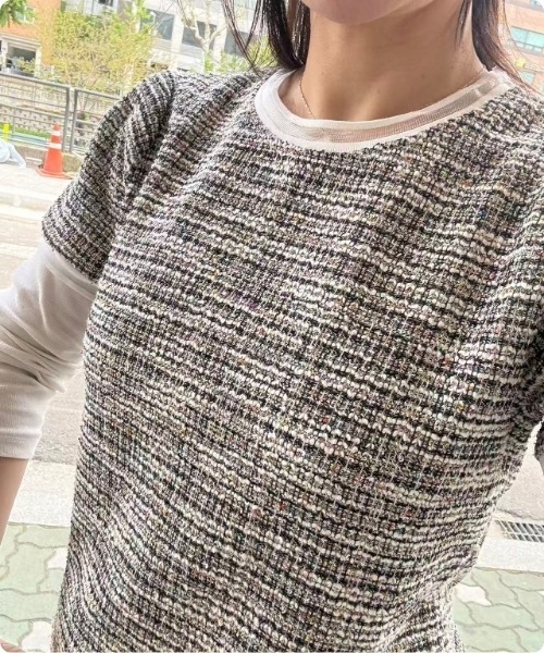 I.O.E（アイオイ）の「[韓国トレンド] ツイード風ニット半袖トップス（Tシャツ/カットソー・レディース・ブラック/ブルー/ピンク・FREE）」の21枚目の写真