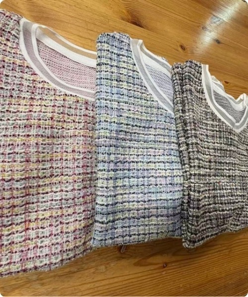 I.O.E（アイオイ）の「[韓国トレンド] ツイード風ニット半袖トップス（Tシャツ/カットソー・レディース・ブラック/ブルー/ピンク・FREE）」の22枚目の写真