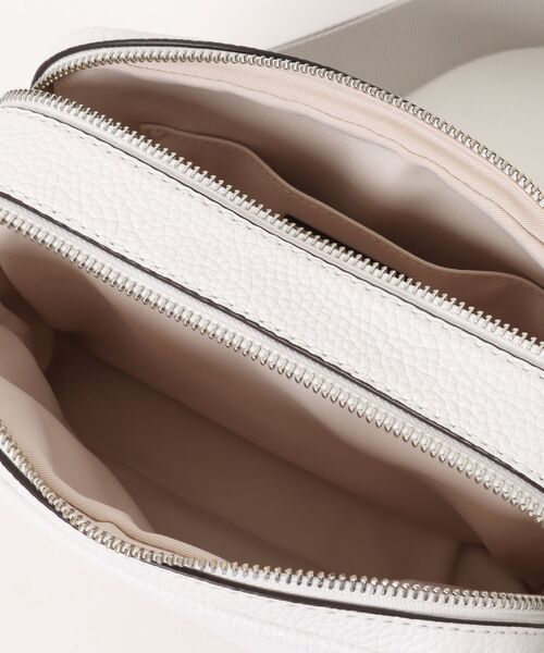 MICHAEL KORS（マイケルコース）の「BRYANT ぺブルレザー ダブルジップ チェーン カメラ クロスボディ ミディアム（ショルダーバッグ・レディース・ホワイト系・FREE）」の9枚目の写真
