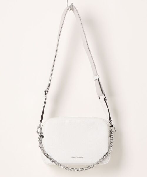 MICHAEL KORS（マイケルコース）の「BRYANT ぺブルレザー ダブルジップ チェーン カメラ クロスボディ ミディアム（ショルダーバッグ・レディース・ホワイト系・FREE）」の6枚目の写真