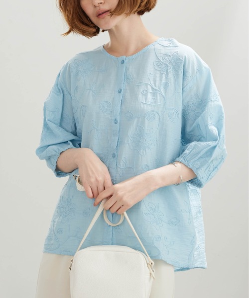 BELLUNA PLUS(ベルーナ)の「コード刺しゅうブラウス(シャツ/ブラウス・レディース・ブラック/サックスブルー・X-LARGE/LARGE/MEDIUM)」の2枚目の写真