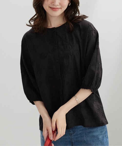 BELLUNA PLUS(ベルーナ)の「コード刺しゅうブラウス(シャツ/ブラウス・レディース・ブラック/サックスブルー・X-LARGE/LARGE/MEDIUM)」の3枚目の写真