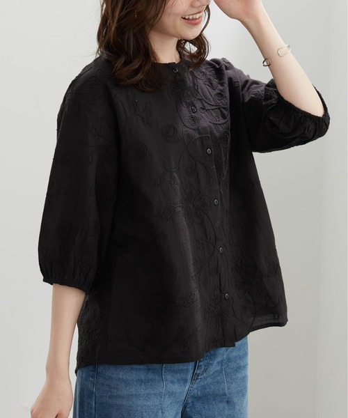 BELLUNA PLUS(ベルーナ)の「コード刺しゅうブラウス(シャツ/ブラウス・レディース・ブラック/サックスブルー・X-LARGE/LARGE/MEDIUM)」の4枚目の写真