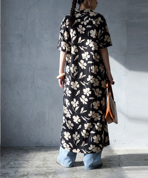 antiqua(アンティカ)の「綿100 花柄 シャツワンピース(シャツワンピース・レディース・ブラック/ベージュ・P/R)」の4枚目の写真