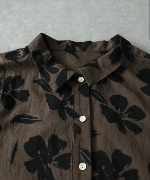 antiqua(アンティカ)の「綿100 花柄 シャツワンピース(シャツワンピース・レディース・ブラック/ベージュ・P/R)」の13枚目の写真