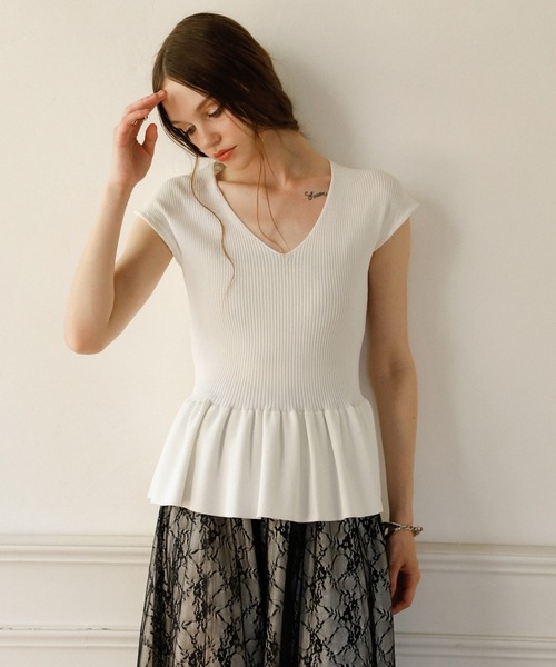 MIELI INVARIANT（ミエリインヴァリアント）の「Clear Peplum V/N Tops（ニット/セーター・レディース・レッド/ブラック/ミックスグレー/ホワイト・FREE）」の2枚目の写真