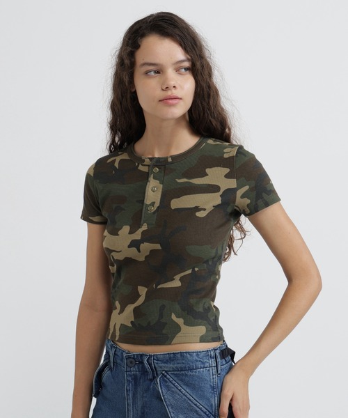 AVIREX(アヴィレックス)の「《WEB限定/DAILY/デイリー/WOMAN》RIB CAMO S/S HENLEY NECK T-SHIRT(Tシャツ/カットソー・レディース・グレー系カモフラージュ/グリーン系カモフラージュ・M/S)」の1枚目の写真