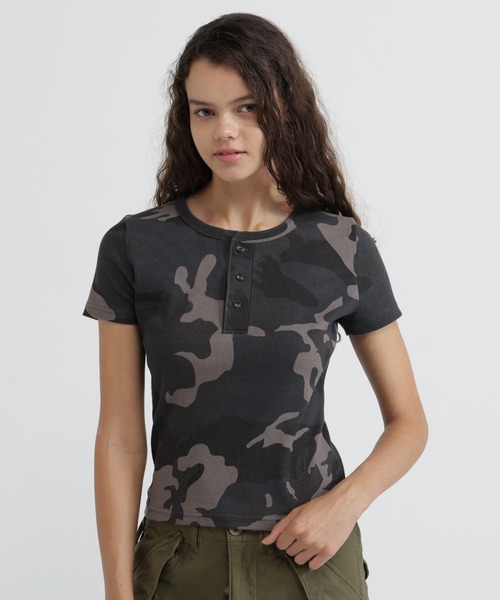 AVIREX(アヴィレックス)の「《WEB限定/DAILY/デイリー/WOMAN》RIB CAMO S/S HENLEY NECK T-SHIRT(Tシャツ/カットソー・レディース・グレー系カモフラージュ/グリーン系カモフラージュ・M/S)」の2枚目の写真