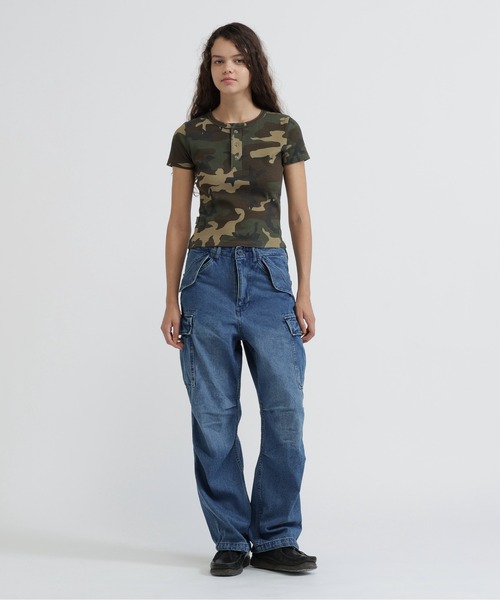 AVIREX(アヴィレックス)の「《WEB限定/DAILY/デイリー/WOMAN》RIB CAMO S/S HENLEY NECK T-SHIRT(Tシャツ/カットソー・レディース・グレー系カモフラージュ/グリーン系カモフラージュ・M/S)」の3枚目の写真