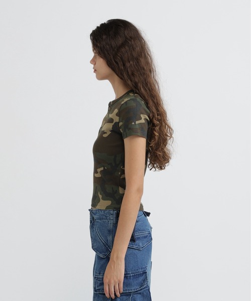 AVIREX(アヴィレックス)の「《WEB限定/DAILY/デイリー/WOMAN》RIB CAMO S/S HENLEY NECK T-SHIRT(Tシャツ/カットソー・レディース・グレー系カモフラージュ/グリーン系カモフラージュ・M/S)」の4枚目の写真