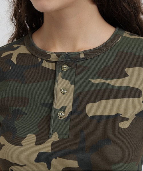 AVIREX(アヴィレックス)の「《WEB限定/DAILY/デイリー/WOMAN》RIB CAMO S/S HENLEY NECK T-SHIRT(Tシャツ/カットソー・レディース・グレー系カモフラージュ/グリーン系カモフラージュ・M/S)」の6枚目の写真