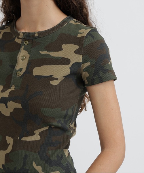 AVIREX(アヴィレックス)の「《WEB限定/DAILY/デイリー/WOMAN》RIB CAMO S/S HENLEY NECK T-SHIRT(Tシャツ/カットソー・レディース・グレー系カモフラージュ/グリーン系カモフラージュ・M/S)」の7枚目の写真