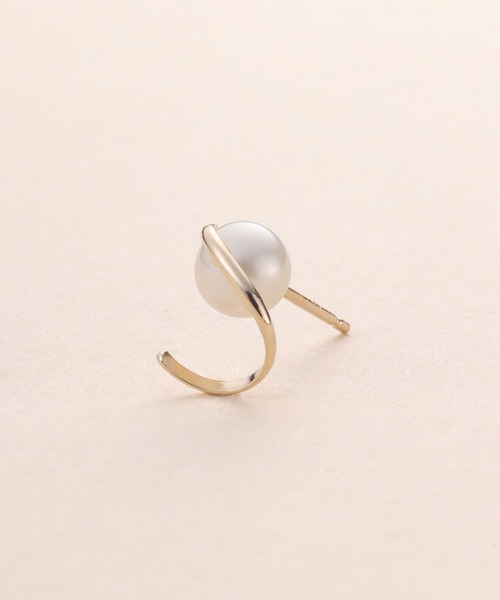 EMUNE(エミュネ)の「K10 パールアーチピアス(Half)(ピアス(片耳用)・レディース・ゴールド・ONE SIZE)」の2枚目の写真