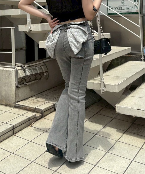 Another Branch olive des olive(アナザーブランチオリーブデオリーブ)の「バックリボンレースフレアーパンツ(デニムパンツ・レディース・その他/スミクロ/ケミカルウォッシュ・SMALL/MEDIUM)」の2枚目の写真