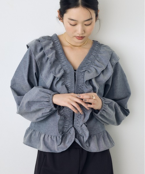 AZUL by moussy(アズールバイマウジー)の「【身長/骨格別着用画像あり】フロントホックラッフルブラウス 春服 秋服 長袖(シャツ/ブラウス・レディース・ブルー/アイボリー/ブラック・FREE)」の3枚目の写真