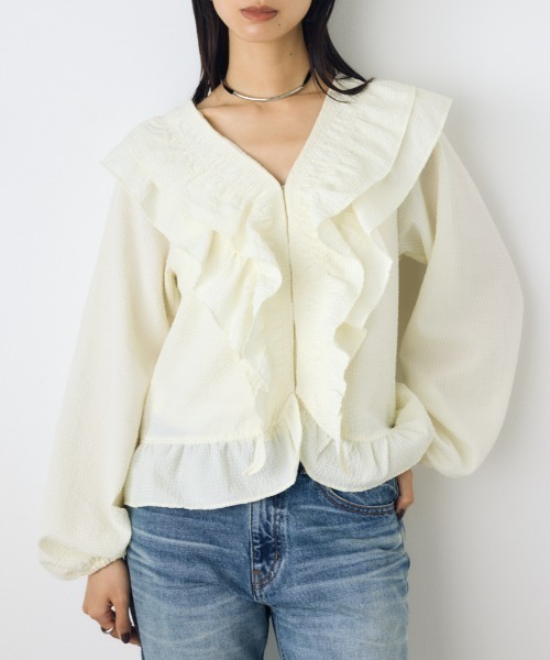 AZUL by moussy(アズールバイマウジー)の「【身長/骨格別着用画像あり】フロントホックラッフルブラウス 春服 秋服 長袖(シャツ/ブラウス・レディース・ブルー/アイボリー/ブラック・FREE)」の1枚目の写真