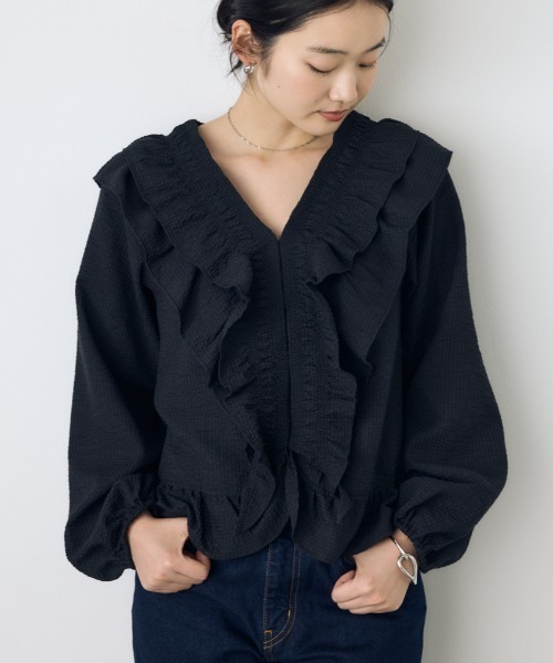 AZUL by moussy(アズールバイマウジー)の「【身長/骨格別着用画像あり】フロントホックラッフルブラウス 春服 秋服 長袖(シャツ/ブラウス・レディース・ブルー/アイボリー/ブラック・FREE)」の2枚目の写真
