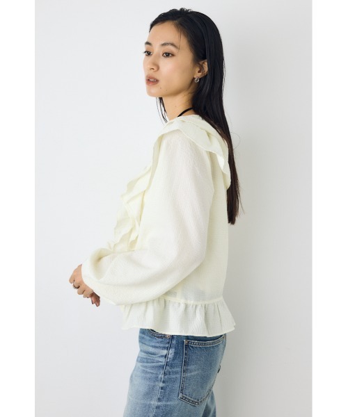 AZUL by moussy(アズールバイマウジー)の「【身長/骨格別着用画像あり】フロントホックラッフルブラウス 春服 秋服 長袖(シャツ/ブラウス・レディース・ブルー/アイボリー/ブラック・FREE)」の4枚目の写真