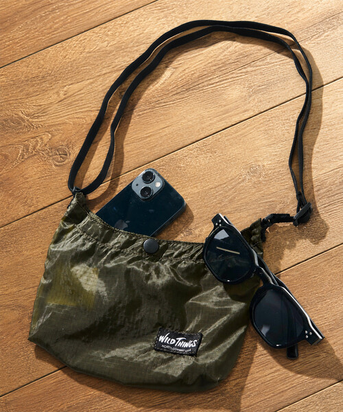 WILD THINGS(ワイルドシングス)の「限定展開 WILD THINGS/ワイルドシングス 別注PACKABLE MINI SHOULDER BAG(ショルダーバッグ・メンズ・チャコールグレー/オリーブ/ベージュ/ブラック・フリ-)」の4枚目の写真