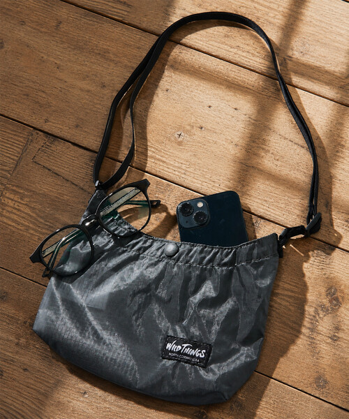 WILD THINGS(ワイルドシングス)の「限定展開 WILD THINGS/ワイルドシングス 別注PACKABLE MINI SHOULDER BAG(ショルダーバッグ・メンズ・チャコールグレー/オリーブ/ベージュ/ブラック・フリ-)」の3枚目の写真