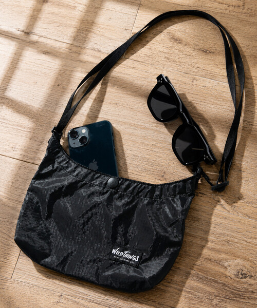 WILD THINGS(ワイルドシングス)の「限定展開 WILD THINGS/ワイルドシングス 別注PACKABLE MINI SHOULDER BAG(ショルダーバッグ・メンズ・チャコールグレー/オリーブ/ベージュ/ブラック・フリ-)」の2枚目の写真