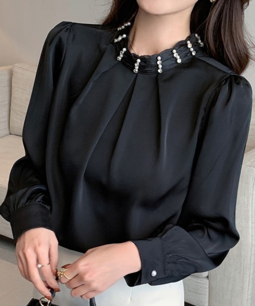 AMAJI（アマジ）の「ビジュー付き クルーネック サテン長袖シャツ（シャツ/ブラウス・レディース・ライトブルー/ブラック/ベージュ・SMALL/MEDIUM/LARGE/X-LARGE）」の2枚目の写真