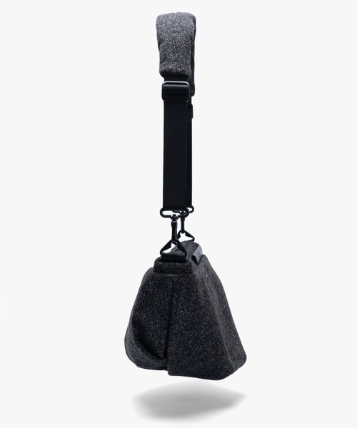Cote&Ciel(コートエシエル)の「【cote&ciel/コートエシエル】 Orne Tweed Anthracite / ショルダーバッグ(ショルダーバッグ・メンズ・ブラック×グレー・FREE)」の8枚目の写真