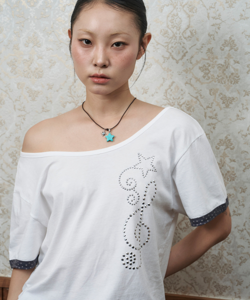 LOSERS CLUB（ルーザーズクラブ）の「[jamaehwa] クレフスター ホットフィックス オフショルダー 半袖Tシャツ ホワイト（Tシャツ/カットソー・レディース・その他・FREE）」の5枚目の写真