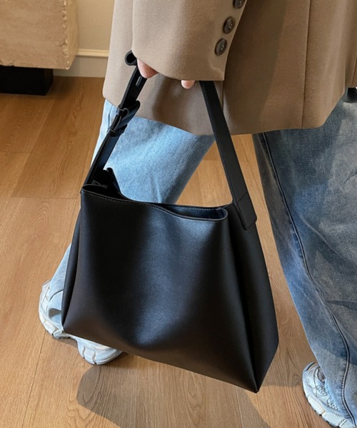 STYLEBLOCK(スタイルブロック)の「大容量ポーチ付きショルダーバッグ/A4サイズ対応(ショルダーバッグ・レディース・ブラック/ダークブラウン・FREE)」の1枚目の写真