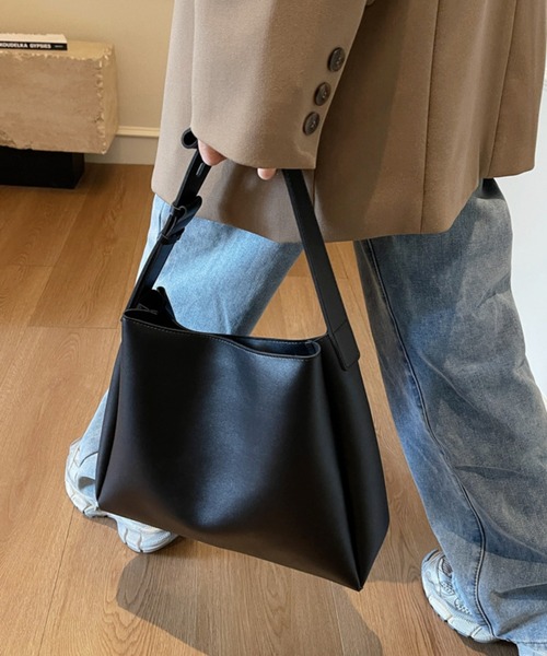 STYLEBLOCK(スタイルブロック)の「大容量ポーチ付きショルダーバッグ/A4サイズ対応(ショルダーバッグ・レディース・ブラック/ダークブラウン・FREE)」の6枚目の写真