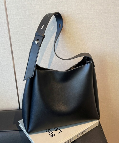 STYLEBLOCK(スタイルブロック)の「大容量ポーチ付きショルダーバッグ/A4サイズ対応(ショルダーバッグ・レディース・ブラック/ダークブラウン・FREE)」の5枚目の写真
