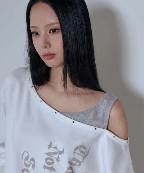 5OML(オーオーエムエル)の「スタッズ 片側オフショルダー スウェットシャツ(アイボリー)(Tシャツ/カットソー・レディース・アイボリー・FREE)」の2枚目の写真