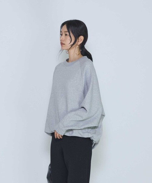 COGTHEBIGSMOKE(コグザビッグスモーク)の「<COGTHEBIGSMOKE /コグ ザ ビッグ スモーク>“OLIVER PUFFY HEM”スウェットトップス(スウェット・レディース・ライトグレー/グレイッシュベージュ・1)」の2枚目の写真